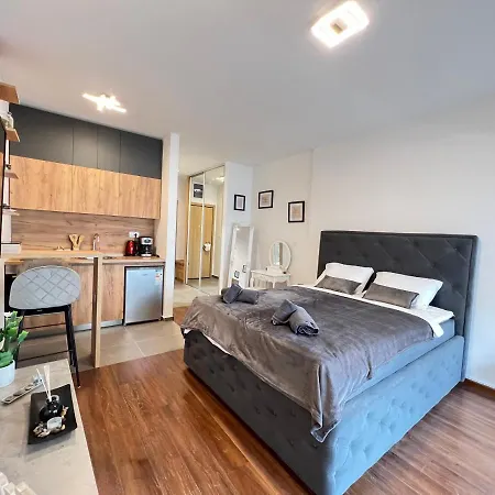 White Homes 16 - Master Quart Apartment