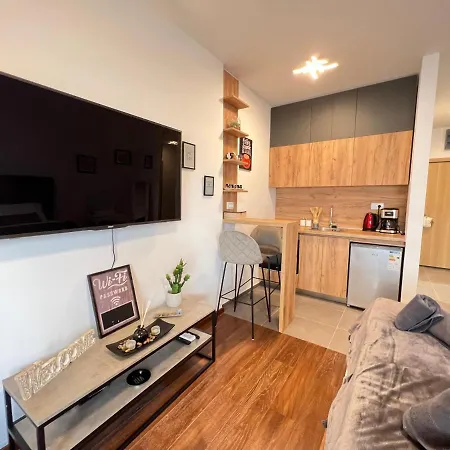 White Homes 16 - Master Quart